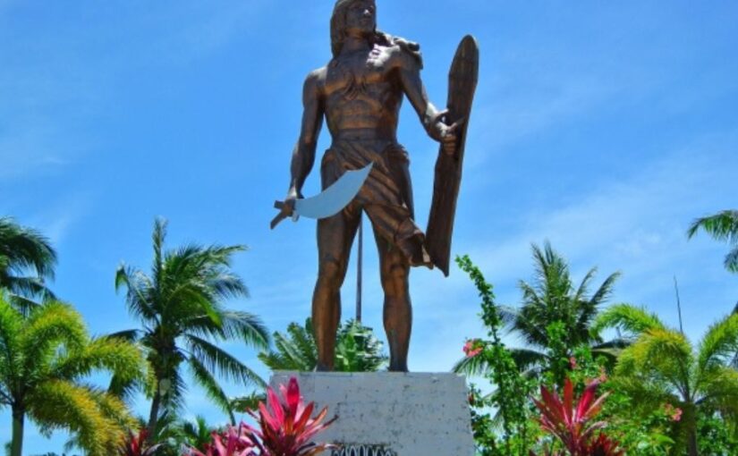 マクタン島ツアーで訪れる観光名所、ラプラプ・メモリアルにあるラプラプ像。