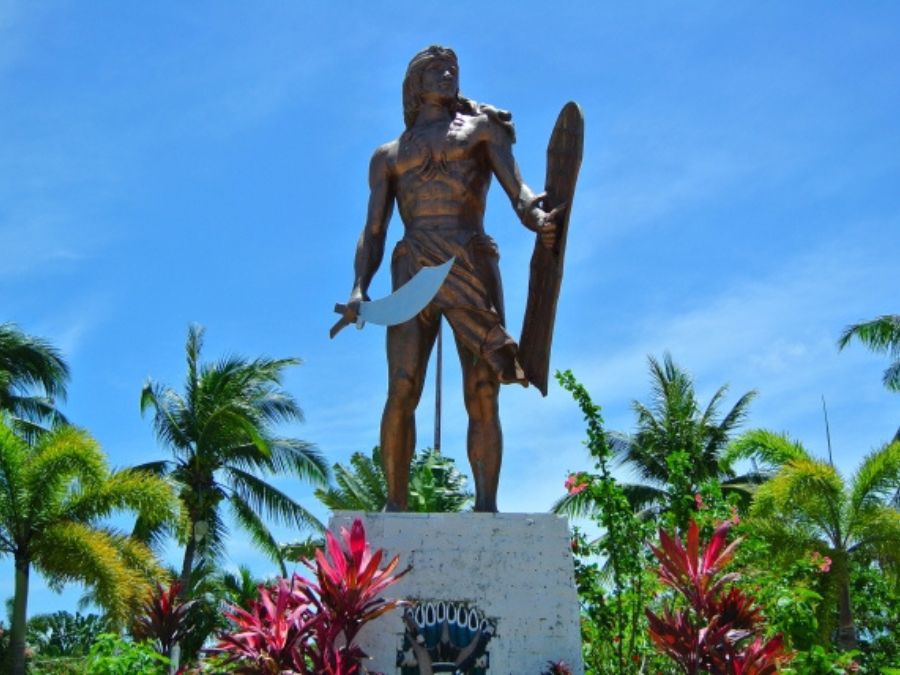 マクタン島ツアーで訪れる観光名所、ラプラプ・メモリアルにあるラプラプ像。