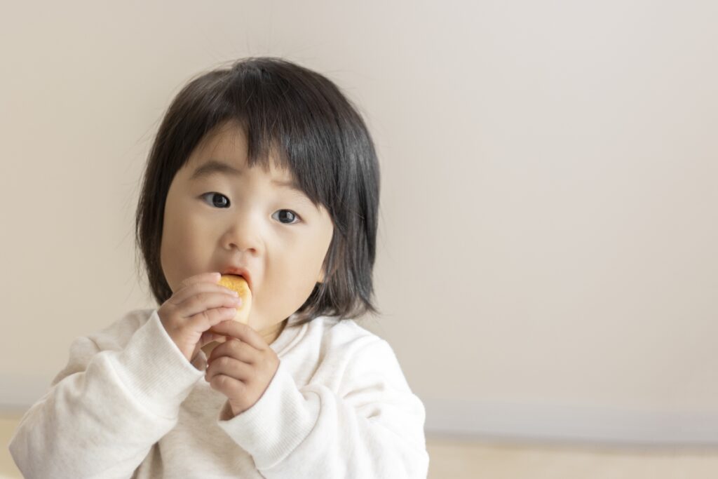 お菓子を食べる子供