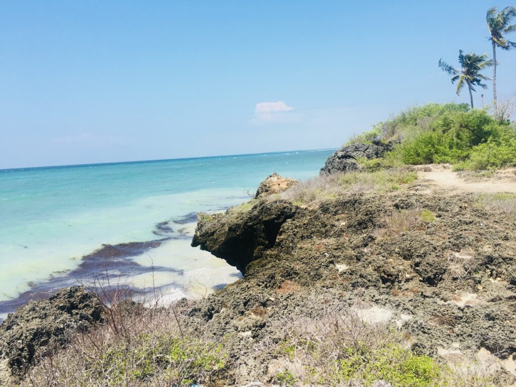 岩とビーチ（バンタヤン島）