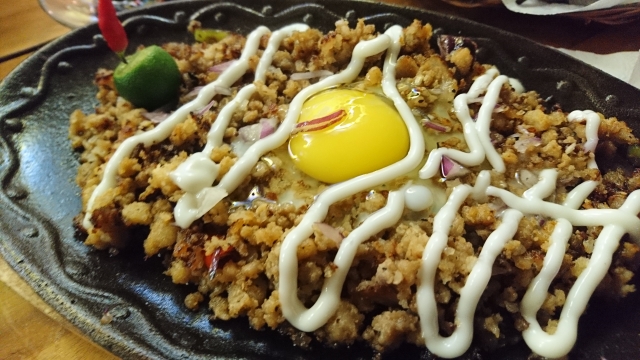 フィリピン料理　ローカルグルメ　シシグ　フィリピンのローカルグルメ