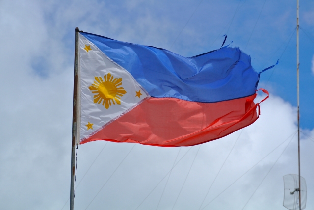 フィリピンの国旗　フィリピン中部に位置する人気観光地　人気のリゾート地