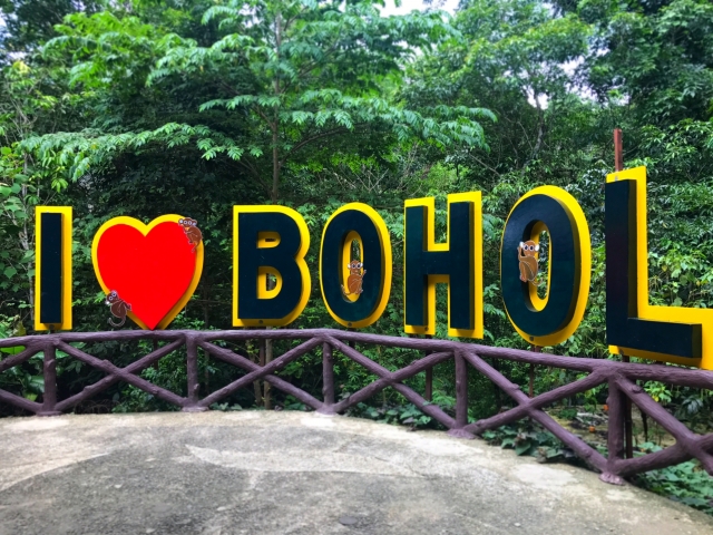 ボホール島のI LOVE BOHOLオブジェ　チョコレートヒルズ展望台付近