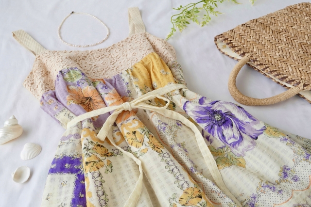 リゾートワンピースとかごバッグの夏の服装イメージ