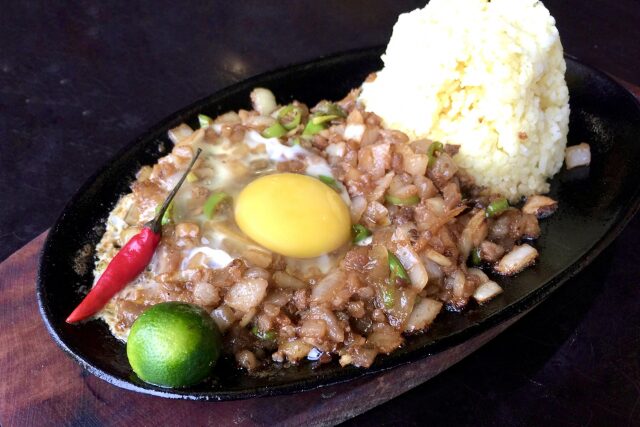 フィリピン料理　シシグ