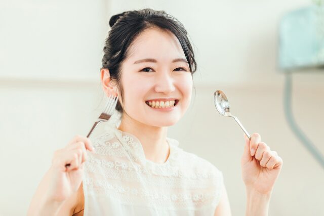 女性　食事