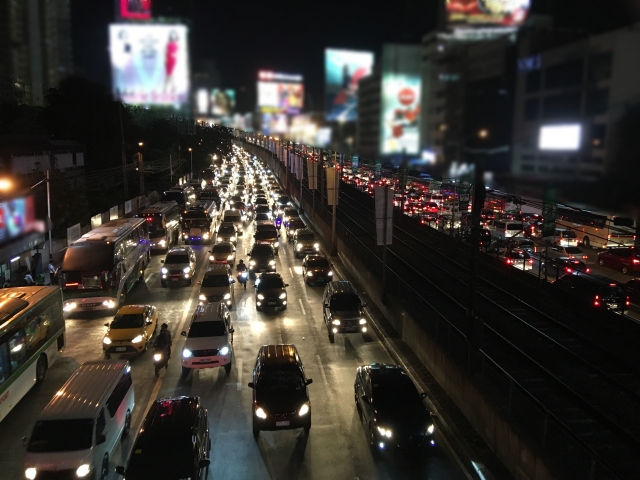  フィリピン マニラの街並み 夜の渋滞