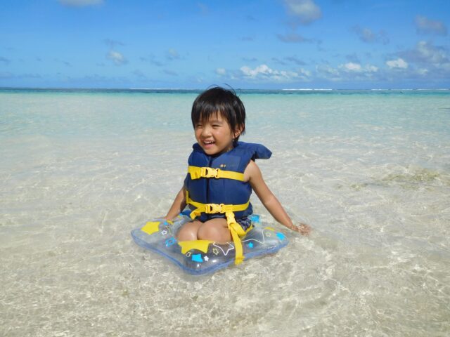 子供　海水浴